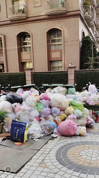 台中市焚化爐歲修要求垃圾處理業者減量,不少社區垃圾無人理,上月差點引爆垃圾危機。圖/聯合報讀者提供