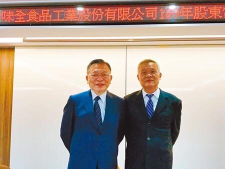 
味全董事長陳宏裕（左）去年上任後23日首次主持股東會。總經理張教華（右）表示，台灣本業首季由虧轉盈，全年度表現樂觀。圖／劉馥瑜
 