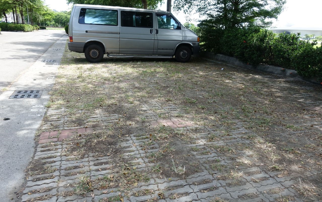 高雄市用環保磚當鋪面的公共路外停車場不多。記者楊濡嘉／攝影