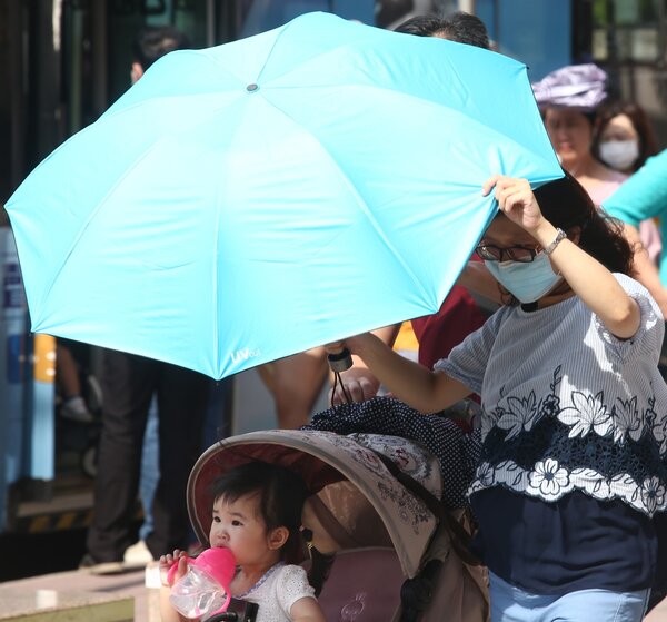 台北昨飆出史上六月第二高溫，氣象局說今天恐更熱。記者蘇健忠／攝影 