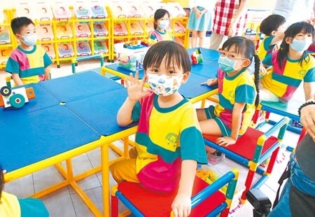 台北市教育局23日宣布為鼓勵私幼加入準公共化幼兒園行列，預計投入1億元預算，保障準公幼教保人員每月薪資達3萬3000元。（趙雙傑攝） 