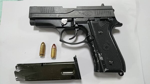 台南市安南區發生行車糾紛,警方意外查獲改造手槍和子彈。記者黃宣翰/翻攝