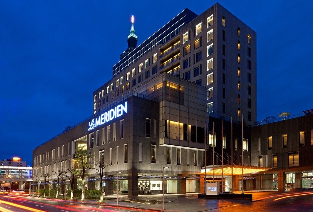 台北市觀光傳播局與超過百家旅館飯店業者合作,推出端午、暑假優惠方案,部分飯店也有持三倍券住宿加碼優惠。圖/寒舍艾美酒店提供