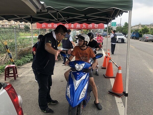 桃園市環保局在管制移動汙染源方面,鼓勵民眾汰換二行程機車。圖/市府環保局提供