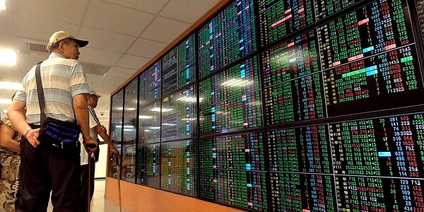 後疫情時代,五大財管銀行認為「投資機不可失」,現在應搶機會投資股票。圖/工商時報