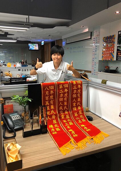 現在的陳彥妤,不僅更樂在工作,更期許自己,在小巢品牌力的助攻下,持續突破個人業績的高峰!(圖/有巢氏房屋)