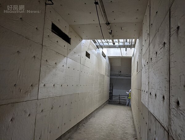 台北市議員林亮君表示，6月19日和6月22日，到大巨蛋商場動地下室機房現勘，結果發現B1和B2的機房，幾乎都已安裝隔音棉。照片林亮君提供