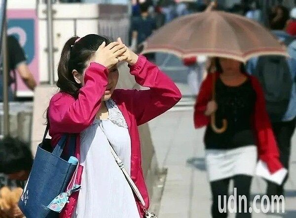 台北觀測站今（23日）中午監測到攝氏37.8度的高溫，創下今年最高紀錄，各縣市溫度多出現「橙色」燈號。圖／本報資料照片 