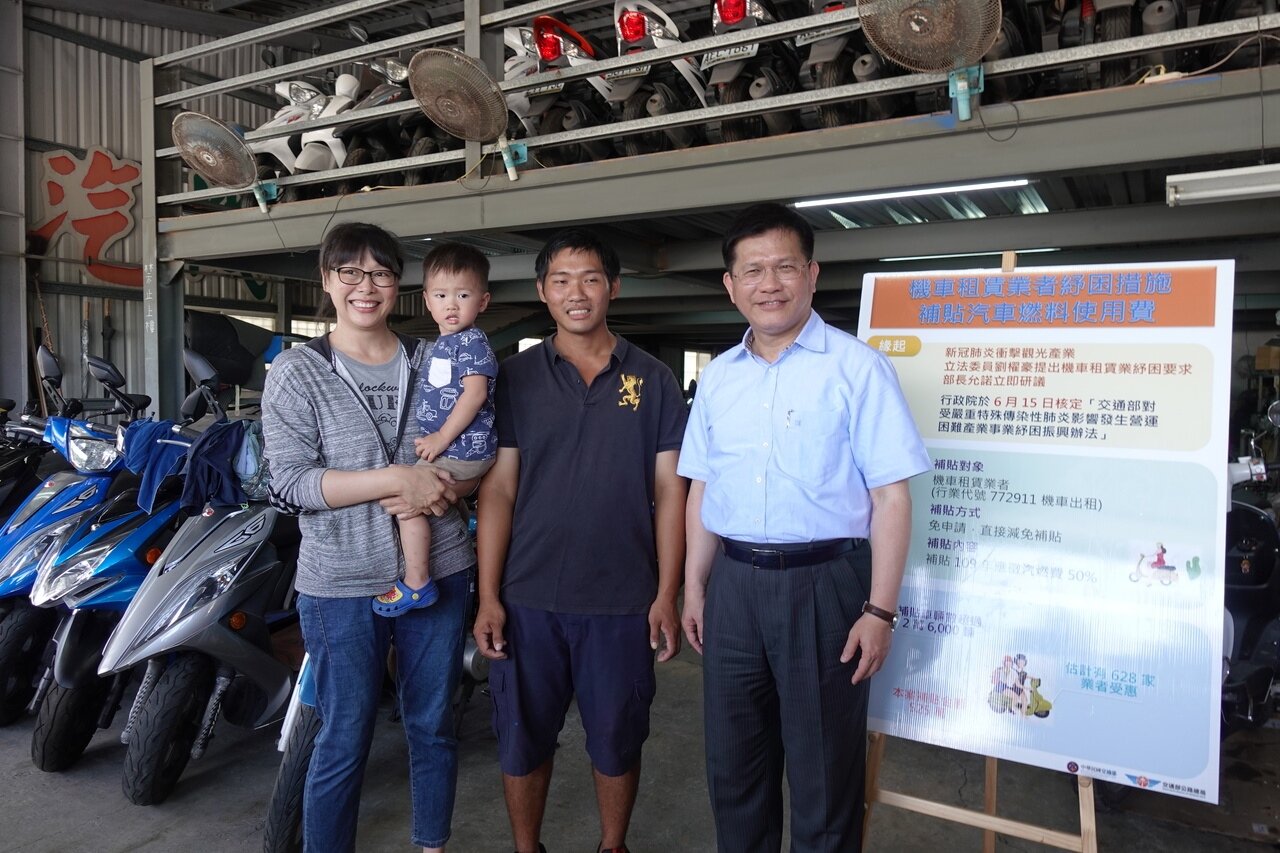 公路總局今宣布,將針對從事機車租賃業者的機車,直接減免50%的汽車燃料稅,預計約有628家業者、2萬6千輛機車受惠,補貼金額約525萬元。記者邱瓊玉/攝影