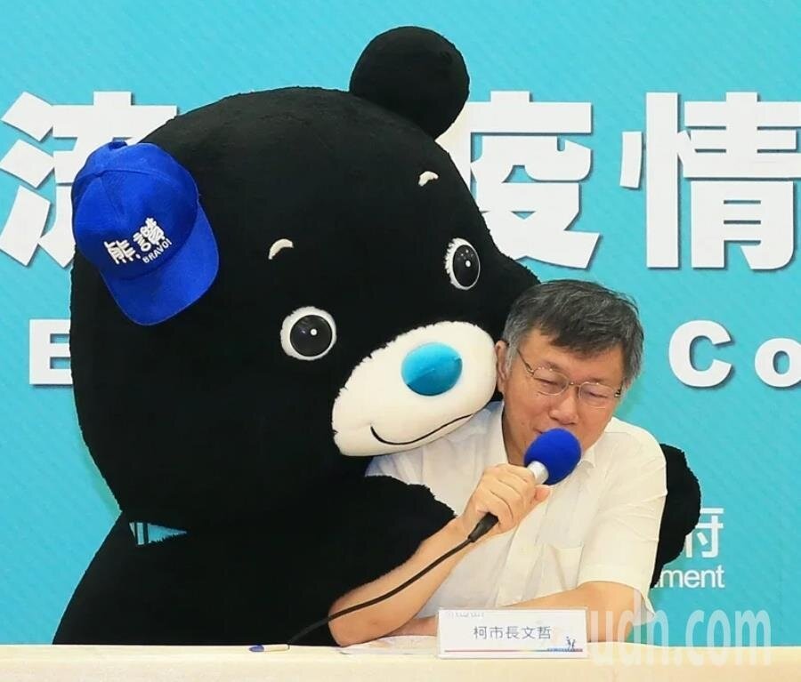 台北市長柯文哲今針對北市8.9萬高中職學生，推出「一卡一付振興加碼金」。記者潘俊宏／攝影