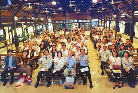 行政院政務委員張景森（前排右四）團隊24日至台南市鹽水永成戲院聽取「全糖聚落‧溪北共好」計畫簡報。（劉秀芬攝）