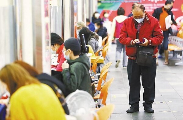 勞動部昨(24)日公布最新企業減班休息(俗稱無薪假)人數,到23日為止,無薪假人數飆破3萬,達到30,505人,仍創十年新高,家數1,334家也持續創新高。 報系資料照