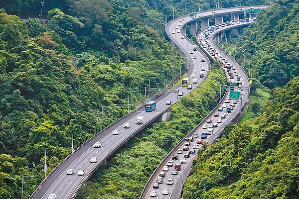 國五南下往宜蘭（右）昨天下午開始塞滿車潮。 記者胡經周／攝影