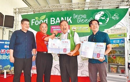 高雄市首座食物銀行倉儲轉運中心啟用，高雄市慈善團體聯合總會理事長張來川（左二）與台灣食物銀行聯合會理事長方荷生（右二）攜手造福弱勢。（林瑞益攝）