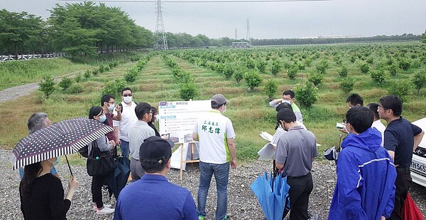 因應產業回流建廠的用地需求，立委邱志偉要求工業局加速白埔農場產業園區開發。圖／立委邱志偉提供