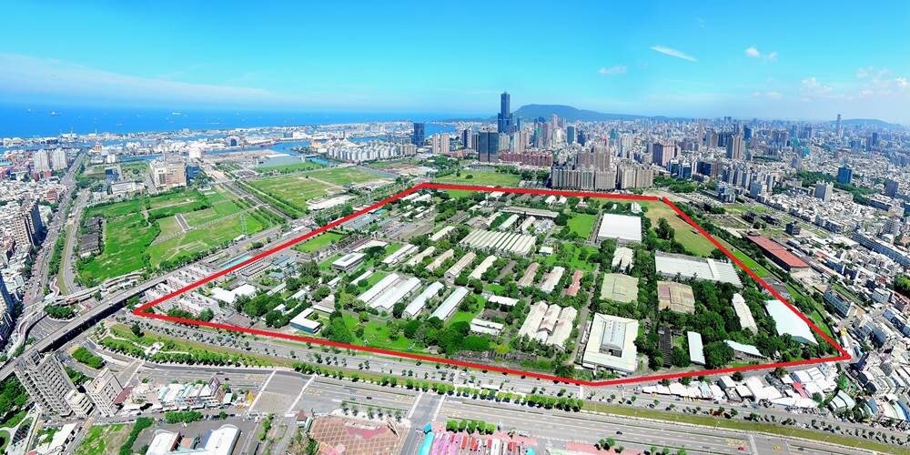 占地約57公頃的205兵工廠（紅線範圍），剛好就位在亞洲新灣區的核心區域。圖／高雄都發局提供
