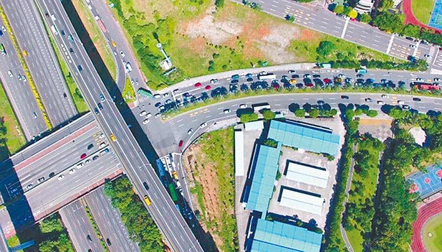 立委洪孟楷24日邀集市議員蔡淑君、各單位討論,評估在國道1號林口交流道A新增南出右轉匝道的可行性。(新北市交通局提供)