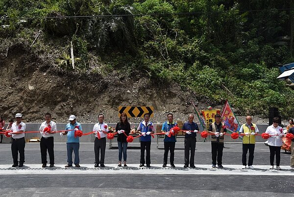 信義隆華橋完工，林縣長率鄉親過橋慶通車。圖／南投縣政府新聞及行政處提供