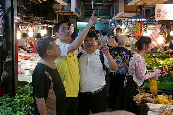 立法委員江永昌（左二）邀集經濟部等前往中和枋寮市場會勘。圖／江永昌辦公室提供