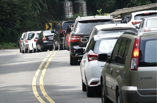 國五往宜蘭的替代道路台106乙線往坪林山區上午也出現回堵狀況。記者潘俊宏/攝影