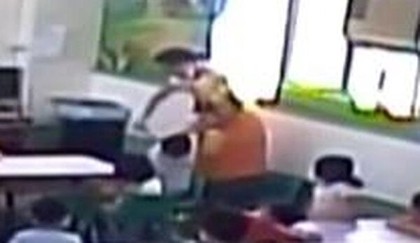 高雄市大寮區一家幼兒園的園長(右站立)被家長指控,拉折五歲童的右手致孩童骨折。圖/家長提供