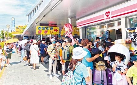 東港東琉碼頭擠滿準備到小琉球旅遊的民眾。（林和生攝）