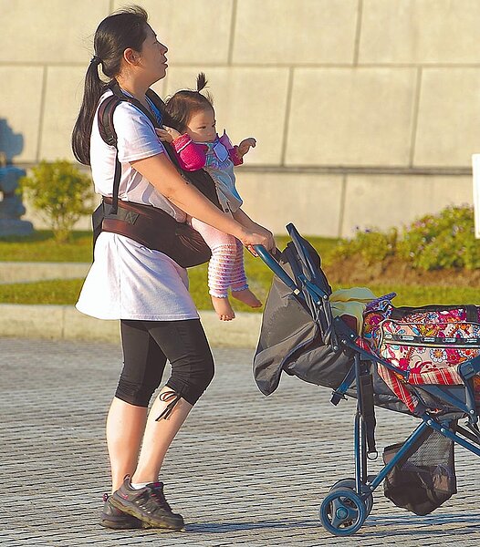 送托的補助比較多,等同變相懲罰自己帶小孩的家長。(本報資料照片)