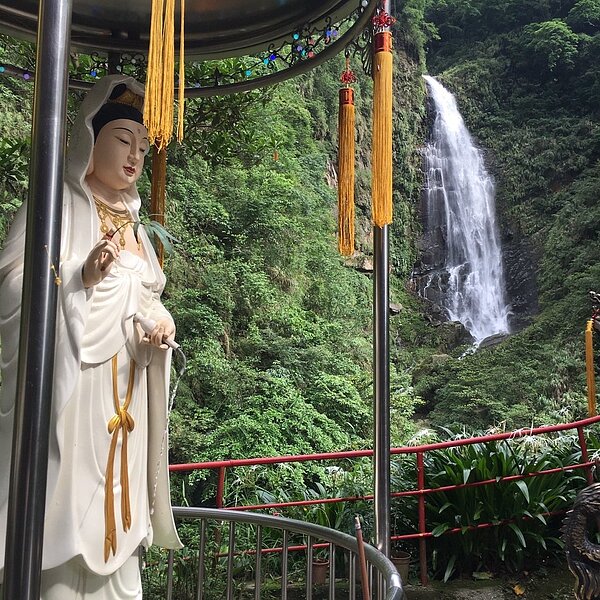 嘉義縣竹崎鄉文峰村內的溪心寮觀音瀑布因瀑布從山崖沖下時很像觀音立像而聞名。圖／金獅村長林炳煌提供