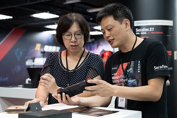 新北市經發局專委劉宜玲(左)與碩擎科技執行長陳國仁(右)。 新北市政府/提供