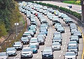 交通部低估車潮　國道5從前早到昨晚塞32小時創紀錄