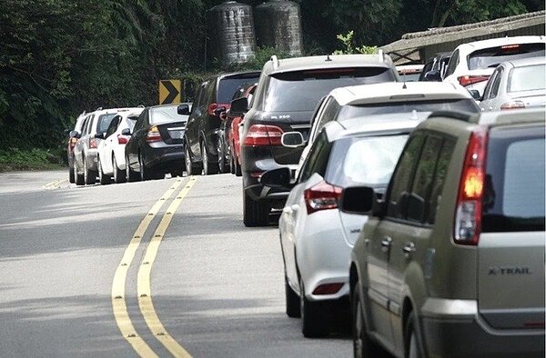 交通部公路總局說，近各觀光風景遊憩區的省道路段已湧現出遊車潮。聯合報系資料照