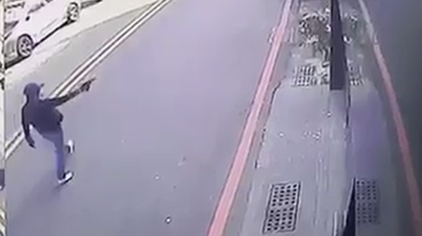 羅姓男子持制式手槍,朝楊姓富商豪宅1樓鐵捲門接續射擊52發子彈,過程中更換3次彈匣,所幸未擊中屋內楊及其家屬,致鐵捲門、牆壁等處彈痕累累。圖/翻攝照片