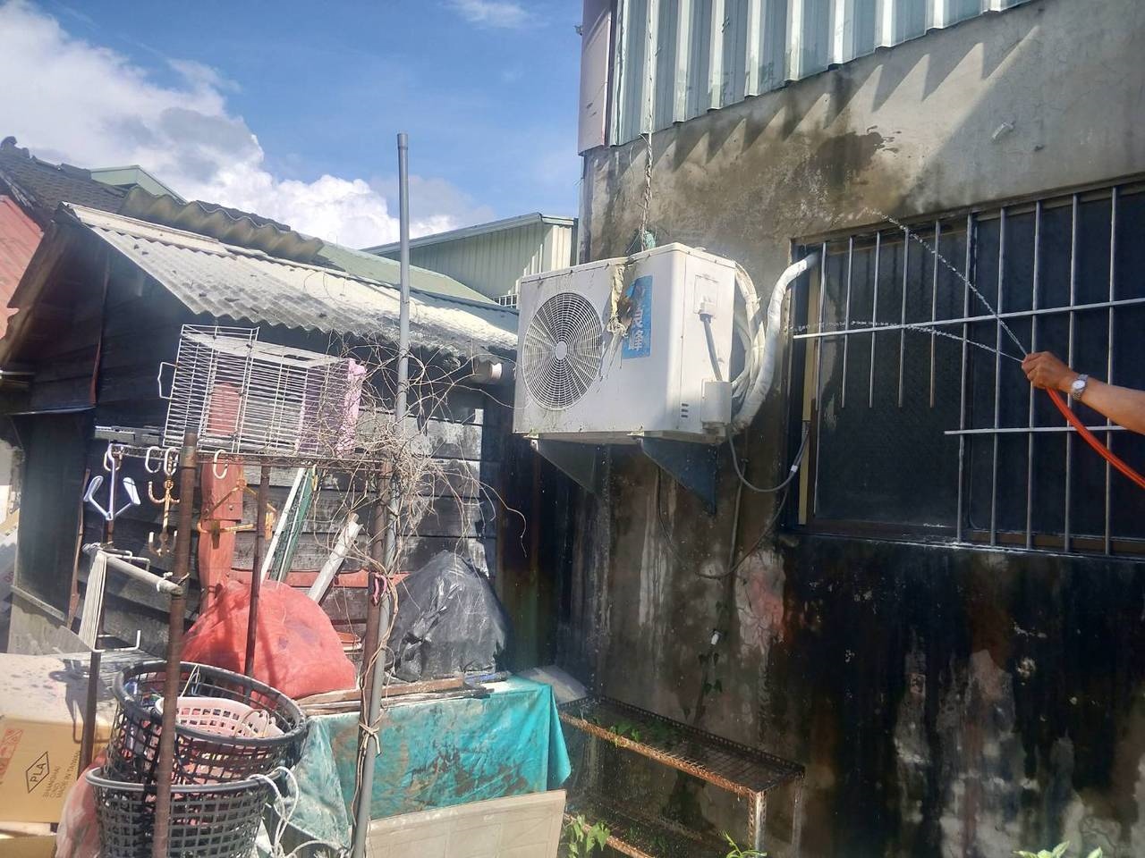 嘉義市某住宅疑開冷氣用電超過負荷，導致電線走火、冒煙。圖／嘉義市消防局提供