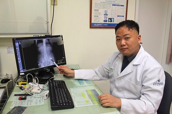 張福銘建議成人一天吃一顆粽子就好,且食用時間最好在白天,並提醒民眾吃粽子時不要搭配汽水、果汁等含糖飲料,否則容易引起腸胃不適。圖/聯新國際醫院提供