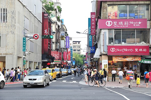 以往人潮熙來攘往的高人氣景點觀光商圈已「回不去」的困境,不僅閉店潮未止血,生意更慘跌五成。圖/東門永康商圈發展協會提供