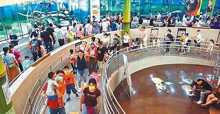 端午連假第2天,台北市立動物園26日湧進大批民眾入園,大貓熊館內人潮川流不息。(姚志平攝)