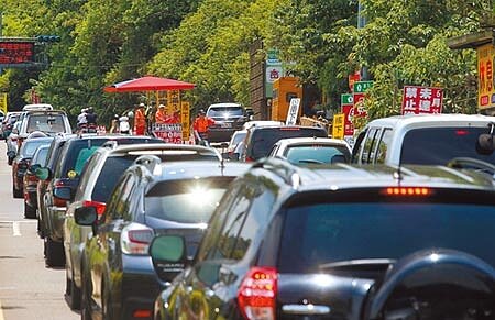 
端午節連假第2天，國道5號往南已不像首日出現大塞車，但仍有許多來往車輛，坪林匣道口，許多車子排隊等著上國道。（趙雙傑攝）
 