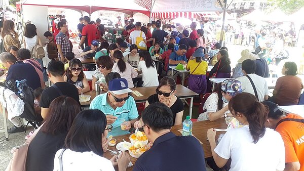 台南國際芒果節開幕，大批民眾湧入品嘗鮮芒果芒果冰品。記者周宗禎／攝影