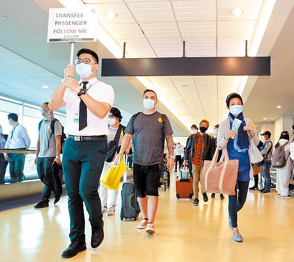 國內新冠肺炎篩檢雖已開放自費,但許多民眾仍搞不清楚可以去那裡篩檢。圖為桃機解封後首批轉機旅客。(范揚光攝)