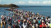 連假2萬遊客湧入澎湖　摩西分海滿滿人潮