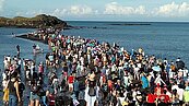 連假2萬遊客湧入澎湖　摩西分海滿滿人潮