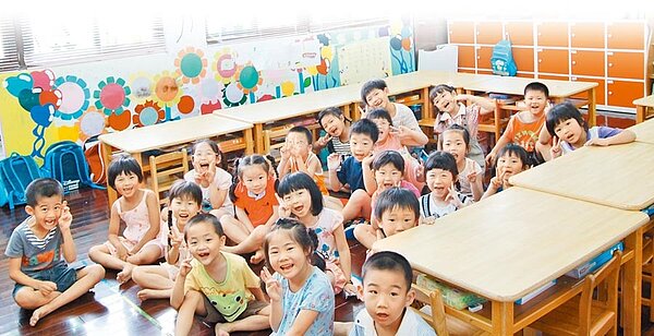 公共化資源取得不易,家長想盡辦法讓孩子進入公幼就讀,盼給孩子優質學習環境。(桃縣教育局提供)