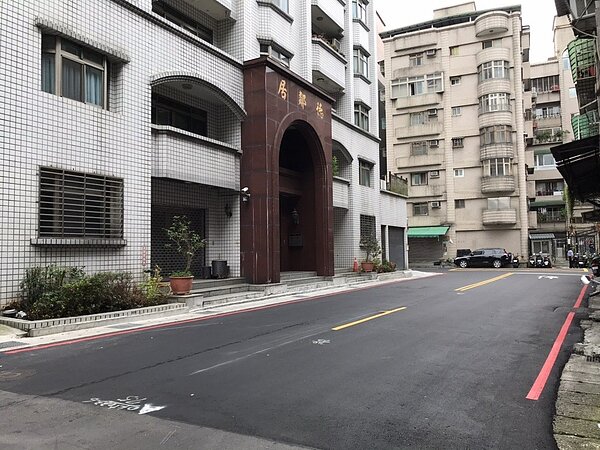 新北拆除雙十路公有地占用物後,重新施作舊有道路側溝及路面,改善動線不良的問題,恢復原本的10公尺路寬。圖/新北工務局提供