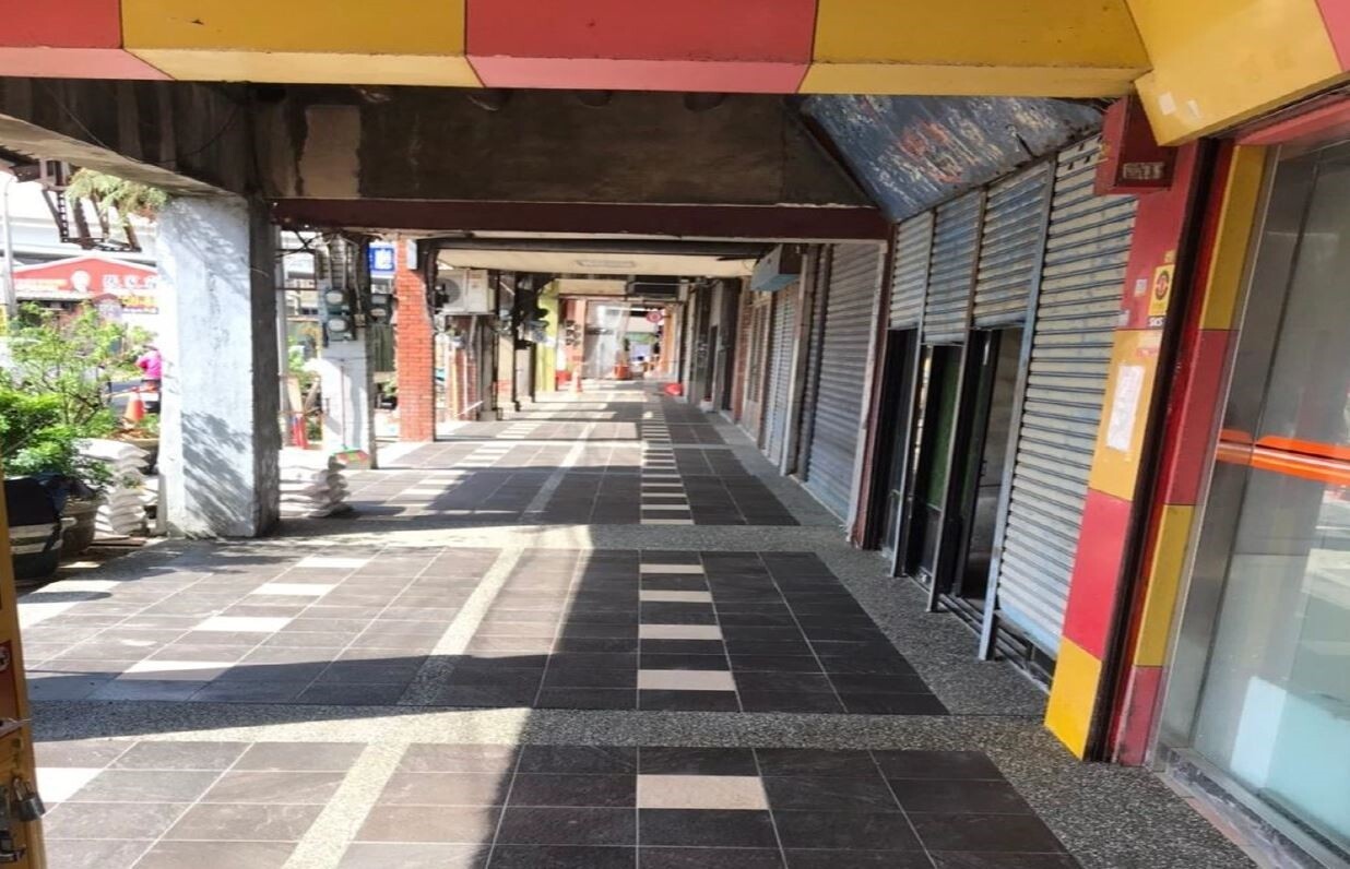 新竹縣湖口站前商圈騎樓整平後樣貌。圖/新竹縣養護科提供