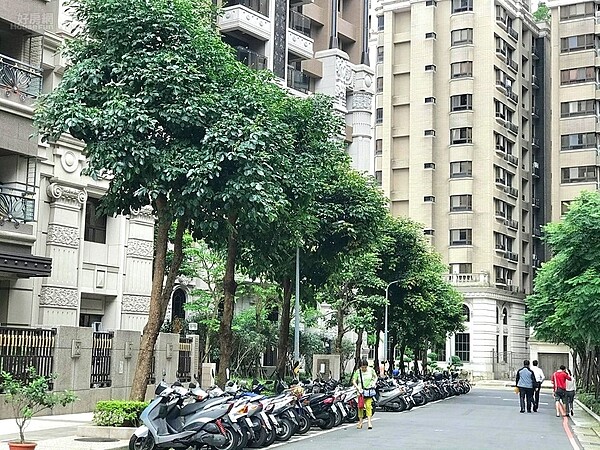 新北市永和仁愛特區新建案接連推出，也讓當地機車及汽車停車位需求增加。（非當事建案）示意圖／好房網News記者黃暐迪攝