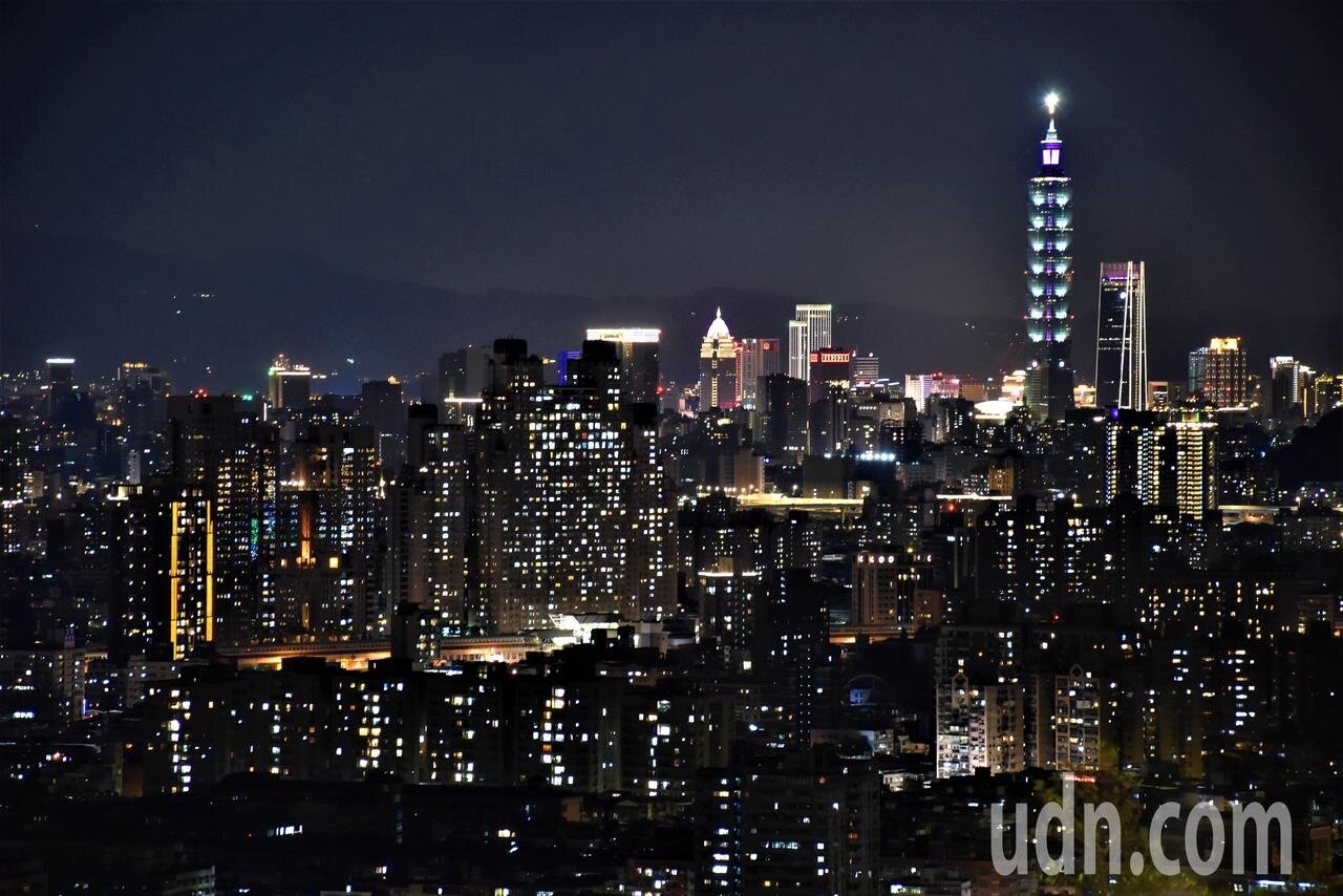 從烘爐地往下看,可到大台北盆地夜晚的美景,如果沒有霧霾還可看見台北101。記者江婉儀/攝影