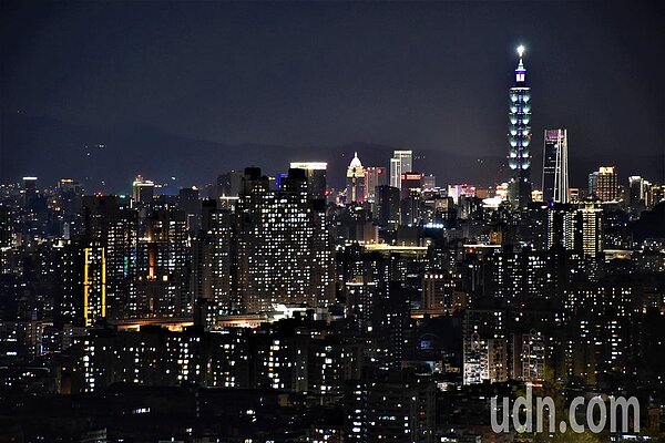 從烘爐地往下看,可到大台北盆地夜晚的美景,如果沒有霧霾還可看見台北101。記者江婉儀/攝影