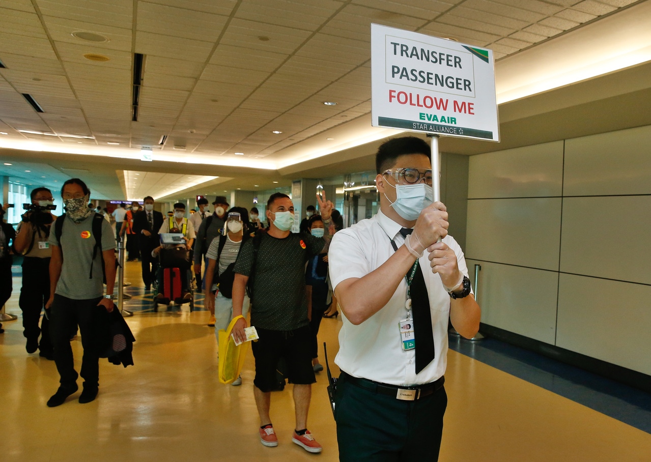 第一批轉機旅客昨午從馬尼拉抵達桃園機場，長榮工作人員帶領辦理轉機手續。記者鄭超文／攝影