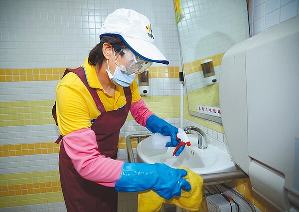 專家表示,目前已確定的是A肝、傷寒等傳染病會藉由糞便傳播,民眾如廁沖水時記得要將馬桶蓋起來。圖為清潔人員消毒公廁設施。(陳怡誠攝)