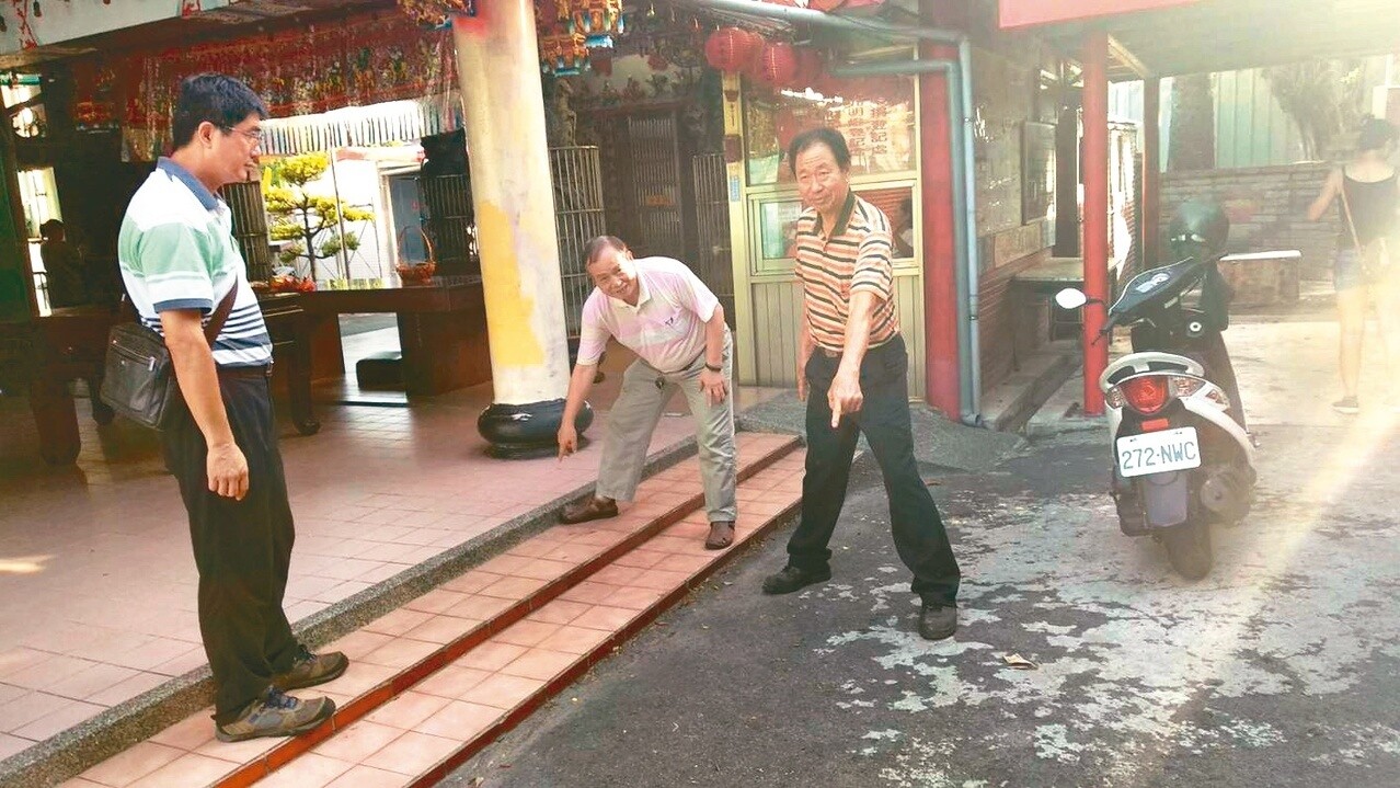 台中市南區福德祠提國賠敗訴,總幹事張銘洋(中)表示,同事實機械公司勝訴,福德祠卻敗訴,要爭個是非,爭個天理。記者白錫鏗/攝影